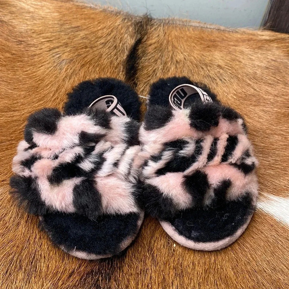 Kids baby UGG winter slippers size 8 check them out very nice thanks 🙏 - Picture 1 of 8